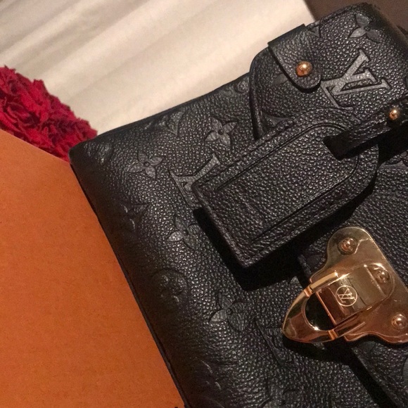 Louis Vuitton - Picture 5 of 8